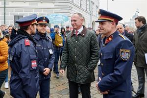 Innenminister Gerhard Karner unterhält sich mit Polizisten am Nationalfeiertag und dem damit einhergehenden Tag der offenen Tür im Regierungsviertel.