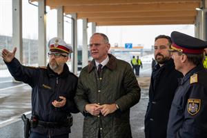 Innenminister Gerhard Karner begutachtet den modernisierten Verkehrskontrollplatz Kuchl an der Tauernautobahn in Salzburg.
