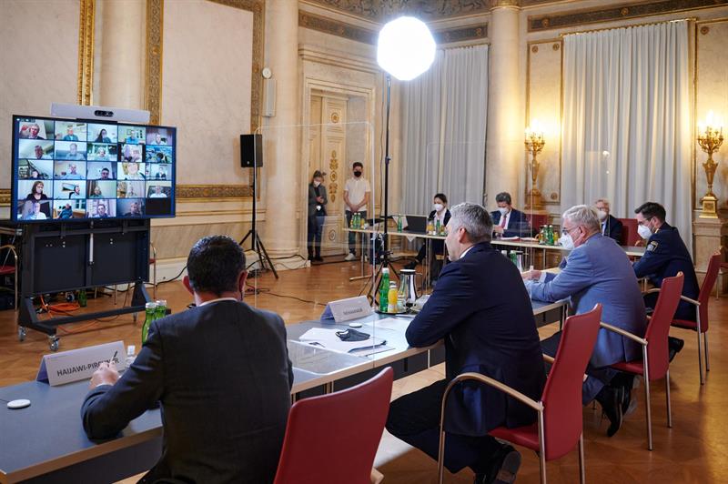 Am 1. Dezember 2021 fand ein digitaler Runder Tisch zum Thema "Radikalisierung" mit Innenminister Nehammer und Gemeindebundpräsident Riedl statt.