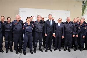 Innenminister Karl Nehammer und der ungarische Innenminister Sándor Pintér mit den Polizistinnen und Polizisten aus Österreich.