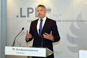 "Ich freue mich, dass ich heute in der Landespolizeidirektion Niederösterreich zu Gast sein und einen großartigen Ermittlungserfolg der Polizei präsentieren darf", sagte Innenminister Nehammer.