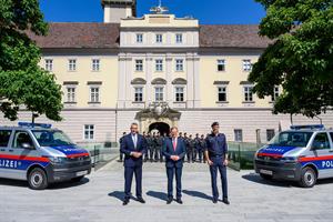 Innenminister Nehammer, Landeshauptmann Stelzer und Landespolizeidirektor Pilsl stellten am 12. Juli 2021 die "Schnellen Reaktionskräfte" (SRK) für Oberösterreich vor.