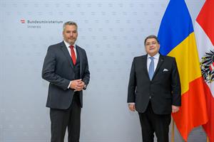Innenminister Karl Nehammer und der rumänische Botschafter Emil Hurezeanu trafen sich zu einem Arbeitsgespräch im Innenministerium.