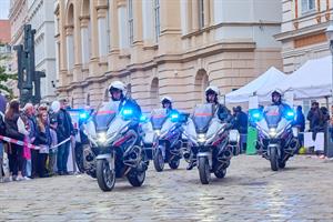 Die motorisierte Einheit der Polizei fuhr vor zahlreichen Zuschauerinnen und Zuschauern auf den Minoritenplatz.