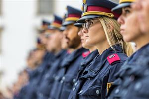 Das Einstiegsgehalt für Polizeischülerinnen und Polizeischüler soll künftig bei rund 2.000 Euro brutto liegen, im zweiten Jahr bei 2.600 Euro brutto.