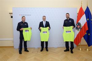 Minister Nehammer mit den Beachvolleyball-Athleten Alexander Horst (li.) und Clemens Doppler.
