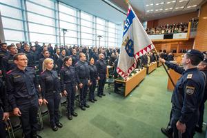 102 Polizistinnen und Polizisten schlossen die Polizeigrundausbildung ab. 115 wurden als neue Polizeischülerinnen bzw. -schüler angelobt.