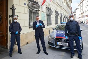 Mit dem Tragen der Schutzmasken gehen Polizistinnen und Polizisten mit gutem Beispiel voran und sie schützen damit sich selbst und auch andere", sagt Innenminister Karl Nehammer.