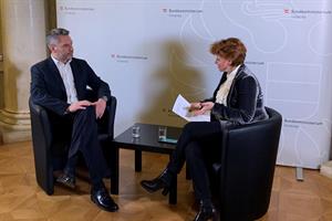 Innenminister Karl Nehammer im Interview mit Ida Metzger vom "Kurier".