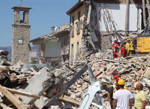 Übungsannahme von "Ironore2019" ist ein schweres Erdbeben (im Bild sehen Sie Einsatzkräfte nach dem schweren Erdbeben in Zentralitalien im August 2016).