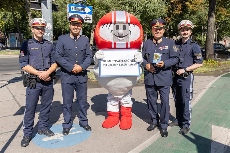 Das Bundesministerium für Inneres, die Allgemeine Unfallversicherungsanstalt und das Kuratorium für Verkehrssicherheit würdigten die zahlreichen Freiwilligen im Dienst der Schulwegsicherung.