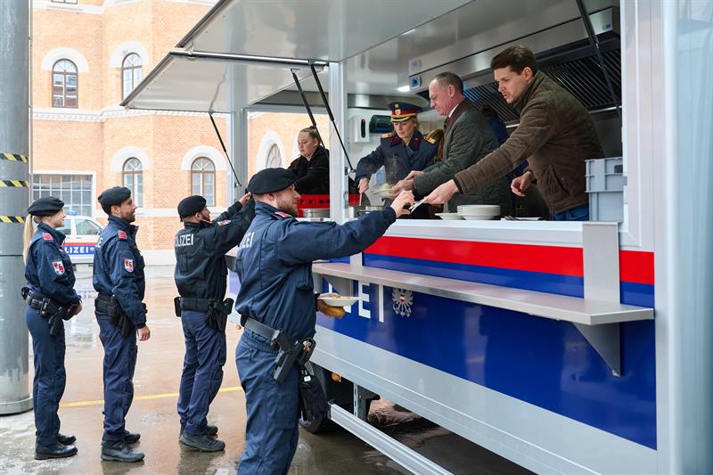 Innenminister Gerhard Karner übergab am 23. Februar 2024 das neue Versorgungsfahrzeug für Großkommandierungen an die Polizei.