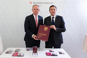 Innenminister Gerhard Karner und Helmut Lackner, Generaldirektor der Staatsdruckerei, präsentierten am 24. November 2023 den neuen Reisepass.