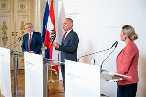 Innenminister Gerhard Karner, Integrationsministerin Susanne Raab und Andreas Achrainer, Geschäftsführer der BBU, bei der Pressekonferenz am 28. Mai 2024.