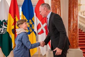 Innenminister Gerhard Karner lud den jungen Lebensretter Fabiano Vorhauser ins Innenministerium ein.