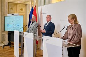 Innenminister Gerhard Karner, die zuständige Gruppenleiterin Elisabeth Wenger-Donig und BFA-Direktor Gernot Maier bei der Pressekonferenz im Innenministerium.
