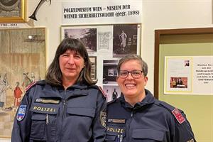 Andrea Andert und Melanie Gratzer im Wiener Polizeimuseum.