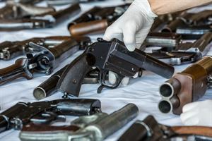 Große Mengen an Waffen, NS-Devotionalien, Kriegsmaterial und illegalen Suchtmitteln wurden bei Hausdurchsuchungen am 26. Juni 2023 sichergestellt.