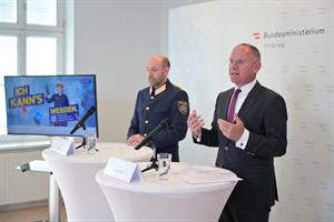 Generaldirektor Ruf und Innenminister Karner in Wels. Das Polizeiaufnahmeverfahren soll modernisiert werden, um die Attraktivität des Polizeiberufs weiter zu steigern.
