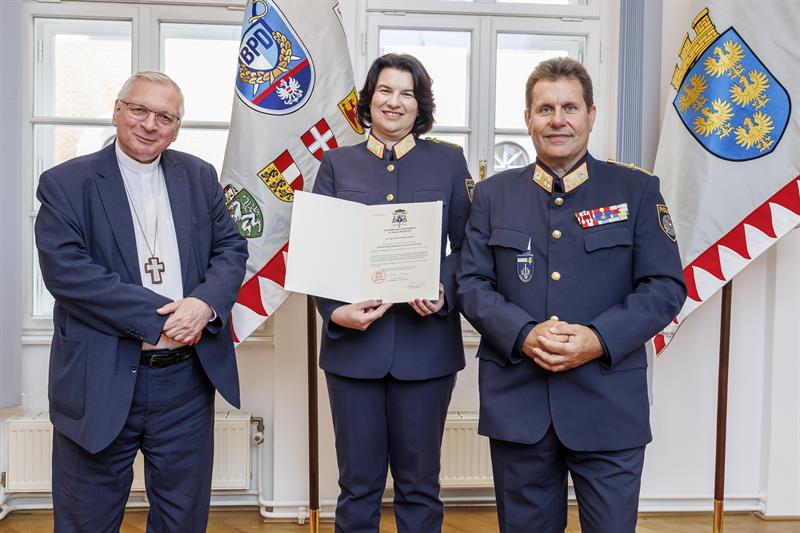 Die Dekretübergabe an Elisabeth Lienhart stand im Zeichen der Kooperation zwischen Kirche und Polizei.