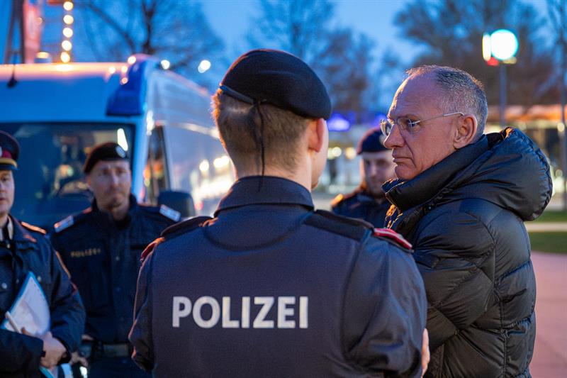 Innenminister Gerhard Karner machte sich bei einem Lokalaugenschein am 13. März 2024 ein Bild von der Schwerpunktaktion gegen Jugendkriminalität der Wiener Einsatzkräfte am Praterstern.