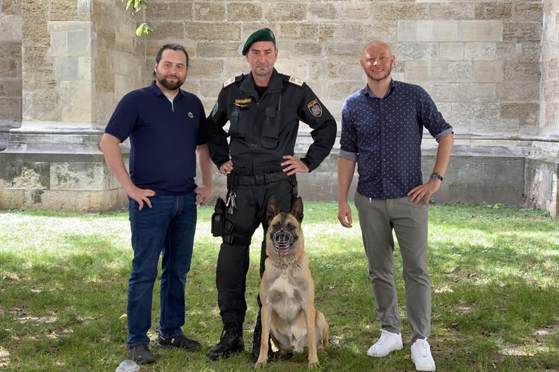 Joachim Strohdorfer, Bundesausbildner im BAZ für Polizeidiensthundeführerinnen und -führer, ist mit Diensthund Lucky im offiziellen Polizei-Podcast "Funkspruch an Alle" zu Gast.