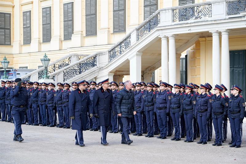 81 Polizistinnen und Polizisten feierten am 20. November 2023 bei einem Festakt im Schlosspark Schönbrunn den Abschluss ihrer Polizeigrundausbildung. 126 zukünftige Polizeibedienstete wurden angelobt.