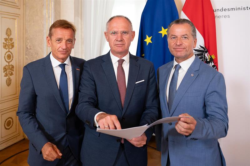 Innenminister Gerhard Karner, Finanzpolizei-Leiter Wilfried Lehner und Abteilungsleiter Gerald Tatzgern präsentierten am 11. August 2025 die Jahresbilanz 2024 zum Delikt "Sozialleistungsbetrug".