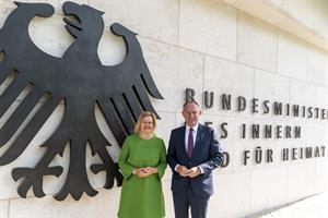 Innenminister Gerhard Karner traf am 25. Mai 2023 seine Amtskollegin Nancy Faeser zu einem Arbeitsgespräch in Berlin.