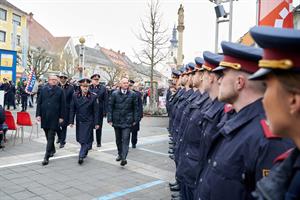 70 Polizeischülerinnen und -schüler feierten am 30. November 2023 bei einem Festakt am Leibnitzer Hauptplatz in der Steiermark ihre Ausmusterung.
