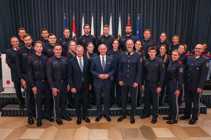 Innenminister Gerhard Karner (mi.) mit den neuen Polizistinnen und Polizisten in Oberösterreich.