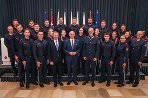 Innenminister Gerhard Karner (mi.) mit den neuen Polizistinnen und Polizisten in Oberösterreich.