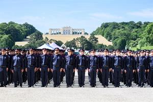 Hunderte Polizistinnen und Polizisten sind allein seit Anfang Juli 2025 im Dienst und in Ausbildung.