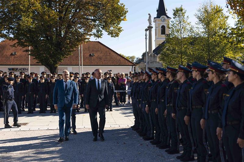 Landtagsabgeordneter Franz Dinhobl und Innenminister Gerhard Karner bei der Angelobung.