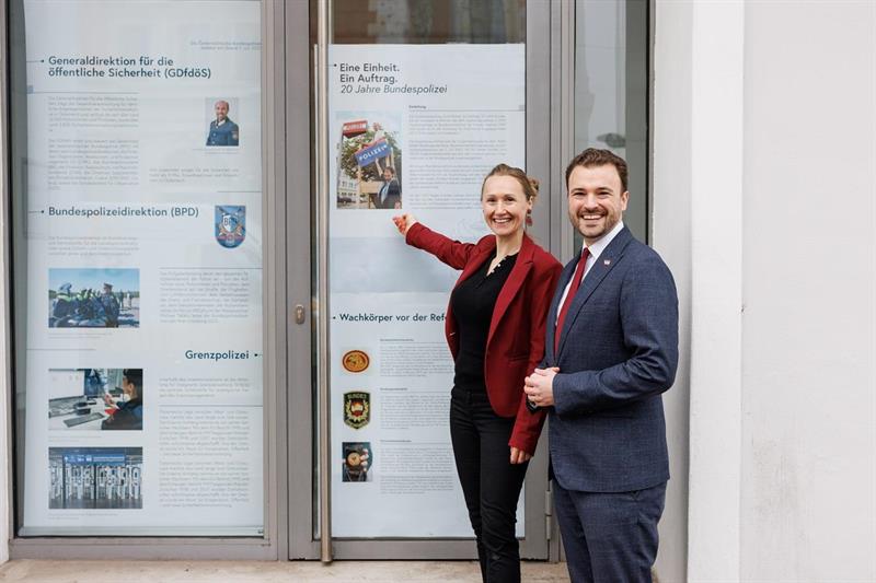 Die Ausstellung "20 Jahre Bundespolizei" ist ab 16. Dezember 2025 am Schottenring 14 "von außen" öffentlich zu besichtigen.