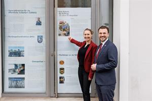 Die Ausstellung "20 Jahre Bundespolizei" ist ab 16. Dezember 2025 am Schottenring 14 "von außen" öffentlich zu besichtigen.