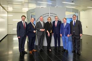 Innenminister Gerhard Karner (3.v.li.)und IKG-Präsident Oskar Deutsch (re.) bei der Ausstellungseröffnung in Wien.