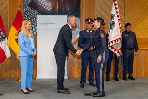 Innenminister Gerhard Karner bei der Ausmusterung im Burgenland.