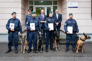 Generaldirektor Franz Ruf, Innenminister Gerhard Karner und Staatssekretär Jörg Leichtfried (hi. Reihe) mit den Polizeidiensthundeführern und Datenträgerhunden.