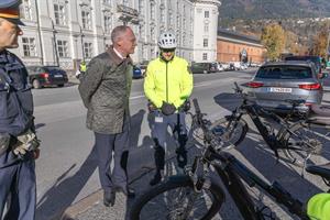 Innenminister Gerhard Karner beim Fahrrad-, E-Scooter- und E-Bike-Kontrollschwerpunkt der Polizei in Innsbruck.