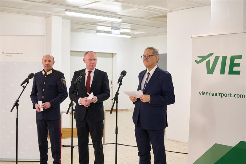 Generaldirektor Franz Ruf, Innenminister Gerhard Karner und Flughafen Wien AG-Vorstand Günther Ofner bei der Pressekonferenz.