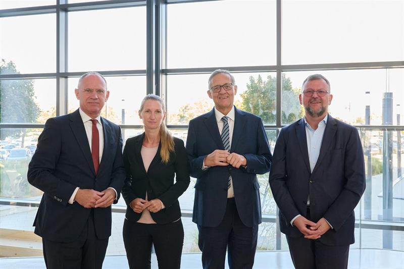 Innenminister Gerhard Karner, DSN-Direktorin Sylvia Mayer, Flughafen Wien-Vorstand Günther Ofner und KSÖ-Generalsekretär Alexander Janda am Flughafen Wien.