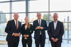 Innenminister Gerhard Karner, DSN-Direktorin Sylvia Mayer, Flughafen Wien-Vorstand Günther Ofner und KSÖ-Generalsekretär Alexander Janda am Flughafen Wien.