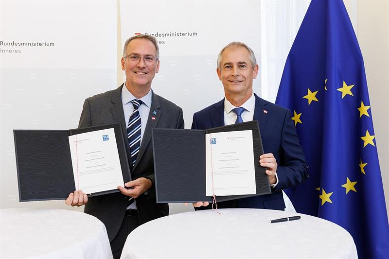 Generalsekretär Achatz und Vizerektor Ertl bei der Unterzeichnung der Kooperationsvereinbarung.