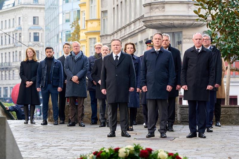 Am 2. November 2025 fand am Desider-Friedmann-Platz in Wien ein feierliches Gedenken an die Opfer des Terroranschlags vom 2. November 2020 statt.