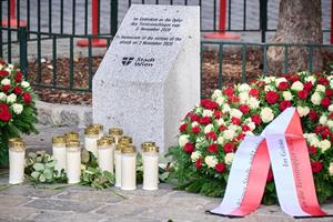 Bei der Kranzniederlegung gedachten Vertreterinnen und Vertreter der Republik Österreich, der Stadt Wien und der Sicherheitsbehörden jener vier Menschen, die bei dem Anschlag ihr Leben verloren.