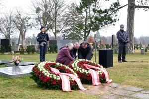 Die Gedenkveranstaltung mit Vizekanzler Andreas Babler und Innenminister Gerhard Karner am Wiener Zentralfriedhof.