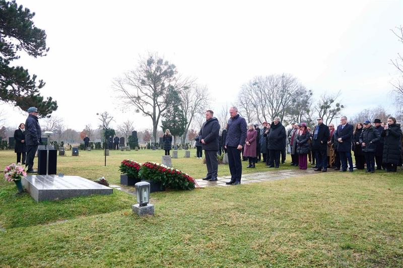 Innenminister Gerhard Karner bei der Beisetzung von sterblichen Überresten von Opfern der NS-Verbrechen am Spiegelgrund am Zentralfriedhof.