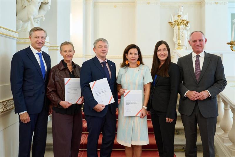 Innenminister Gerhard Karner (re.) bei der Überreichung der Ernennungsdekrete an die Geschäftsführung der KZ-Gedenkstätte Mauthausen.