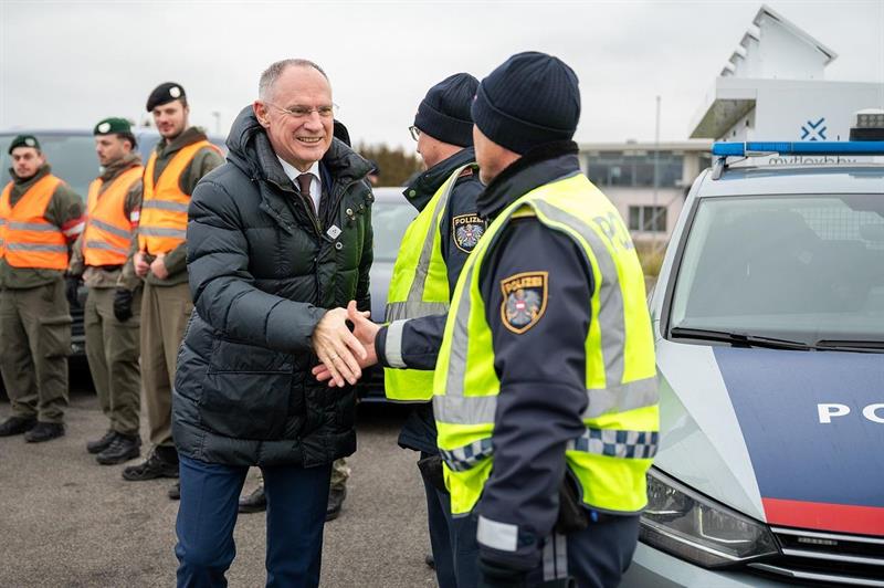 Innenminister Gerhard Karner bei einem Lokalaugenschein im burgenländischen Deutschkreutz.